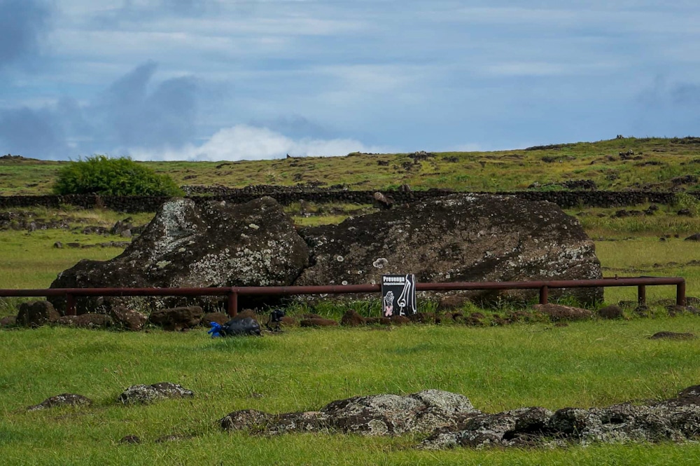 Laying down moai